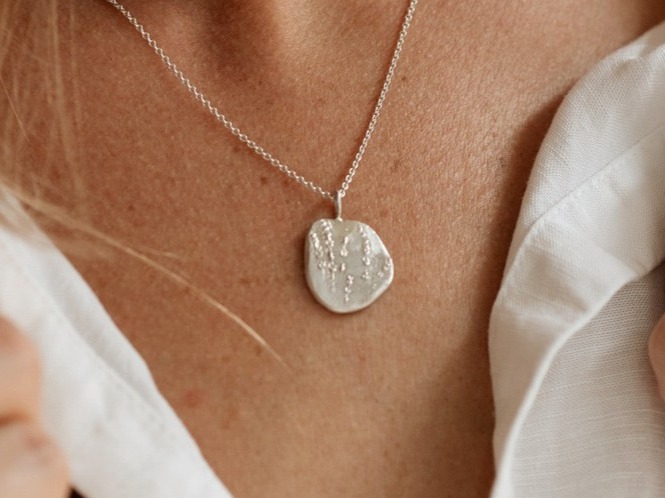Pendentif floral pate d'argent